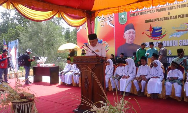 Dihadiri Plt Gubernur Riau, Ritual Mandi Safar Di Pantai Tanjung Lapin Meriah